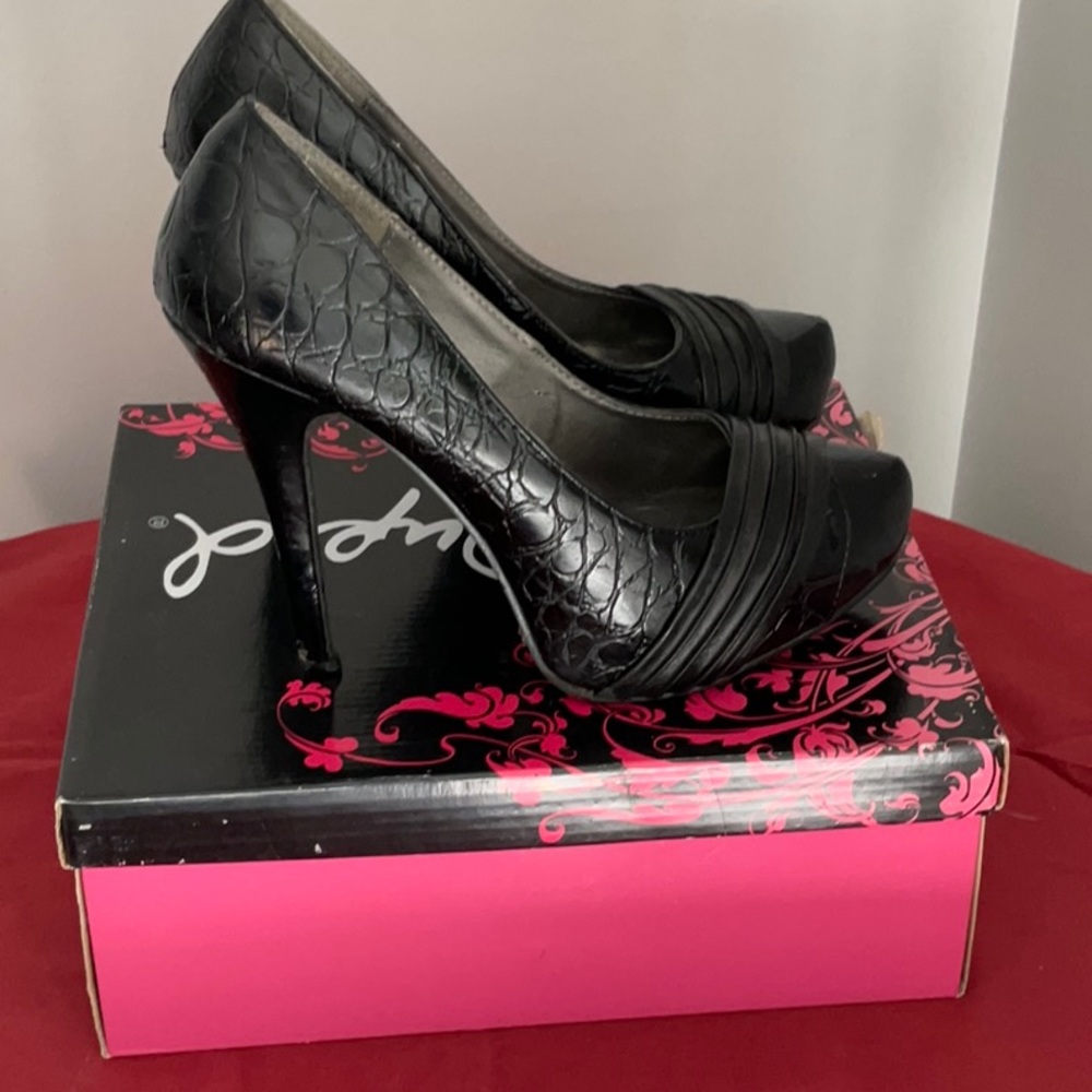 Qupid Black Stilletos